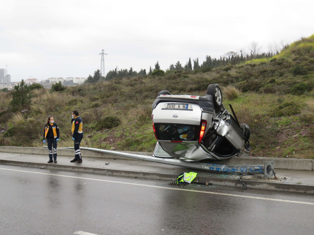 Maltepe'de kadın doktor otomobiliyle takla attı - Resim: 0