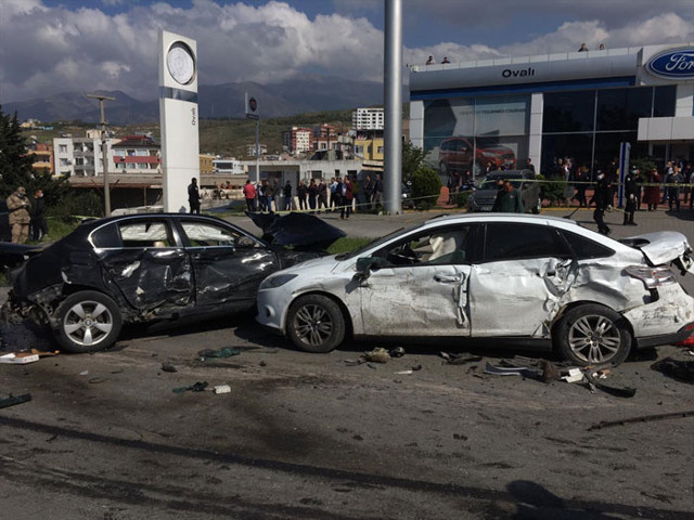 Hatay'da freni boşalan TIR ortalığı savaş alanına çevirdi 5 ölü 15 yaralı - Resim: 0