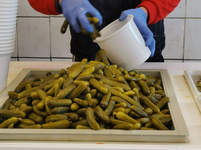 Kemerburgaz'da turşu satışları patladı boğazdaki bakterileri öldürüyormuş - Resim: 1