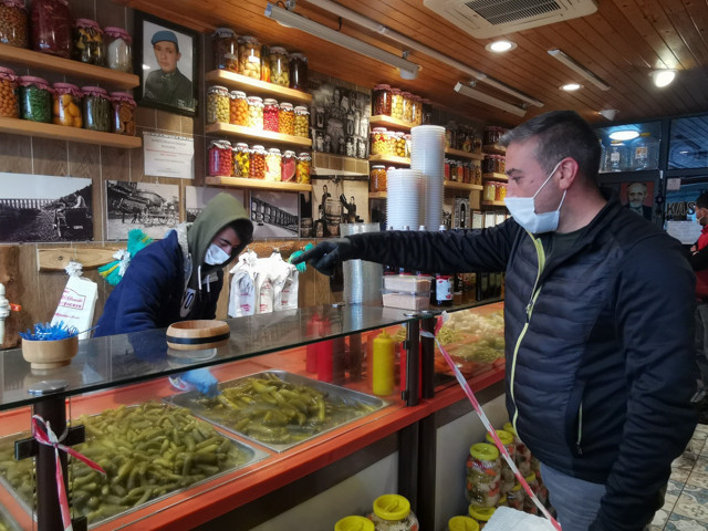 Kemerburgaz'da turşu satışları patladı boğazdaki bakterileri öldürüyormuş - Resim: 2
