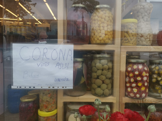 Kemerburgaz'da turşu satışları patladı boğazdaki bakterileri öldürüyormuş - Resim: 0