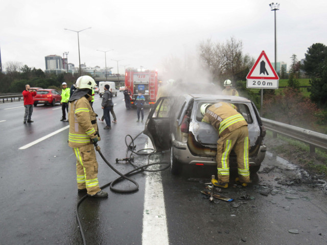 Ümraniye'de otomobil seyir halindeyken yanmaya başladı - Resim: 0