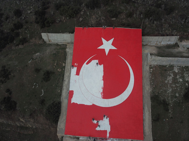 Suriye'de bir zamanlar terörist başının resminin olduğu yere Şanlı Türk bayrağı yapıldı! - Resim: 0