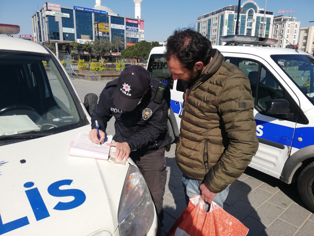 Sokağa çıktı 'Türkçe bilmiyorum' diye polisi aldatmaya çalıştı ama kurtulamadı - Resim: 0