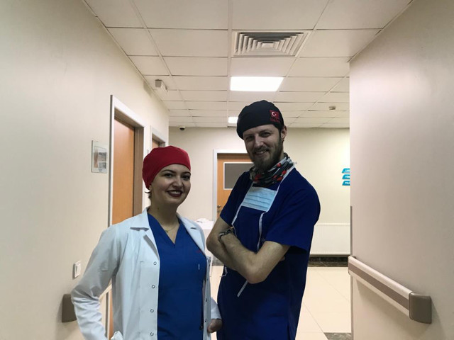 İstanbul'da sağlık çalışanı çift düğün danslarını hastanede yaptı - Resim: 0