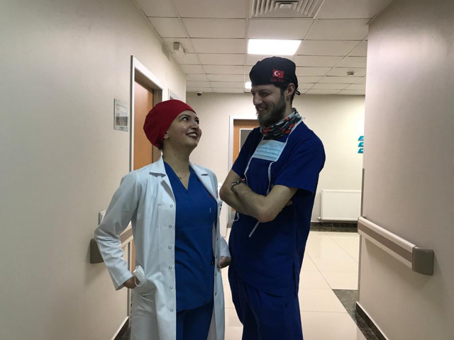 İstanbul'da sağlık çalışanı çift düğün danslarını hastanede yaptı - Resim: 1