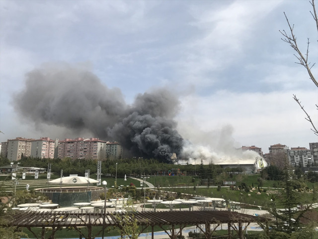 İstanbul'da işyerini yaktı söndürmeye gelen itfaiyeyi pompalı tüfekle engelledi - Resim: 0