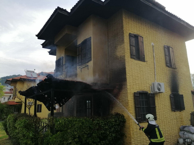 Muğla'da itfaiye eri dumandan bayılan köpeğe yeniden hayat verdi - Resim: 0