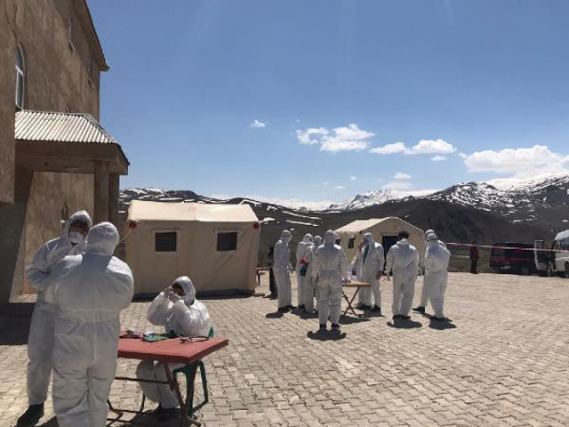 Muhtar köyü yaktı! Koronalı hastaları gizleyince virüs tüm köyü sardı işte son rakam - Resim: 1