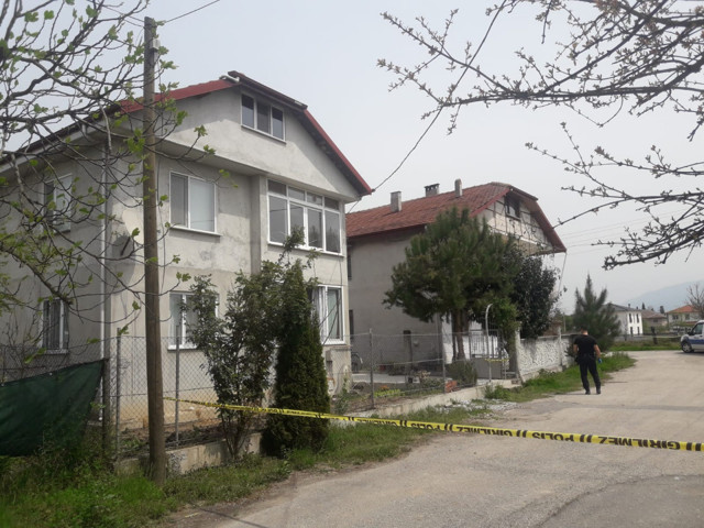 Sakarya'da üç çocuk babası kendini tavana asıp intihar etti - Resim: 0