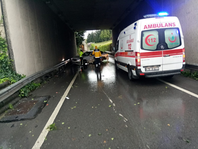 Üsküdar'da trafik kazasını görüntüleyen kameramana metrobüs çarptı - Resim: 0
