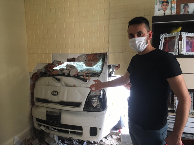 Kağıthane'de freni boşalan kamyonet eve daldı - Resim: 0