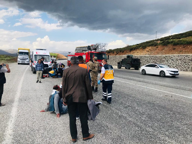 Bingöl'de otomobil takla attı 1 kişi öldü 3 kişi de yaralandı - Resim: 0