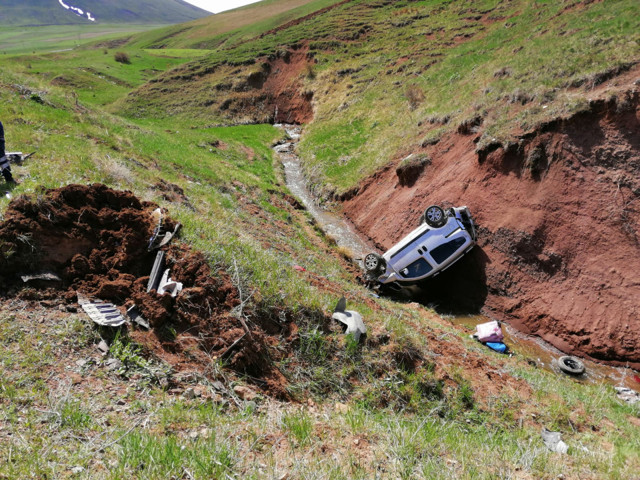 Ağrı'da otomobil şarampole yuvarlandı - Resim: 0
