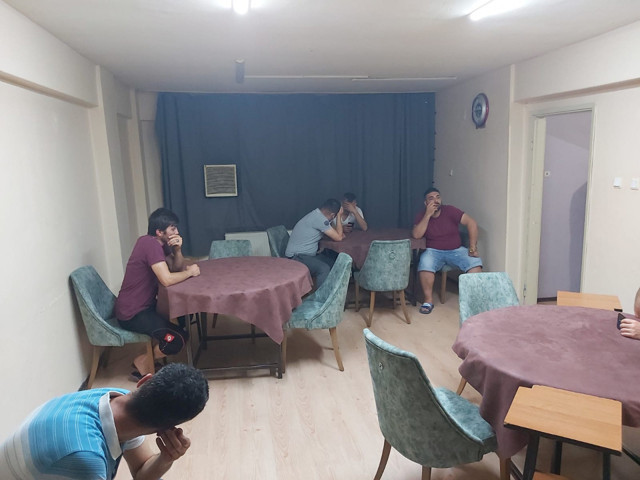 Bursa'da kumar operasyonunda perde arkasına saklandı polis yakaladı - Resim: 0