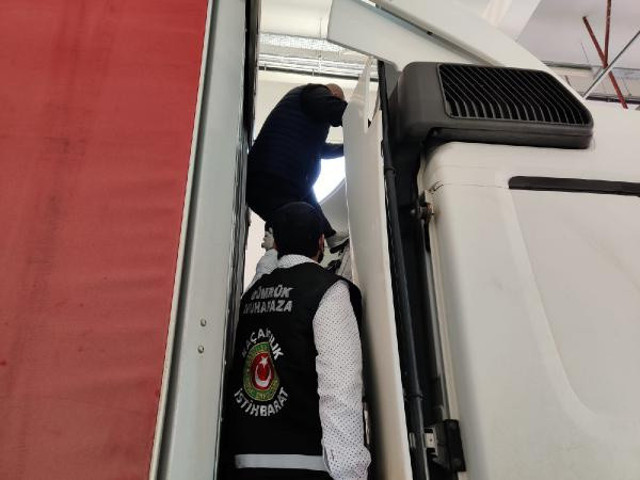 Kaçak olarak Türkiye'ye girmek isterken yakalandı! TIR'da saklandığı yere bakın - Resim: 0