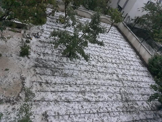 Ankara'yı gören kar yağdı sandı sokak beyaza büründü - Resim: 1