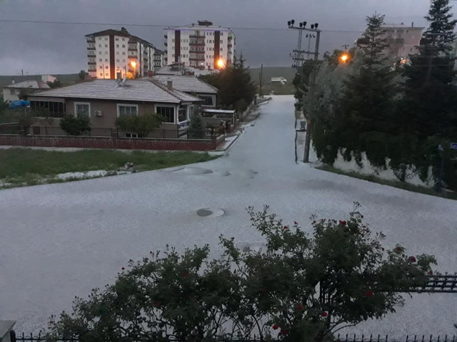Ankara'yı gören kar yağdı sandı sokak beyaza büründü - Resim: 0