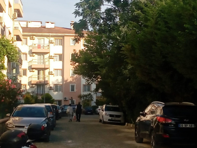 Kuşadası'nda evinde 3 kadınla alem yapan 75'lik dedeyi soyup soğana çevirdiler - Resim: 0