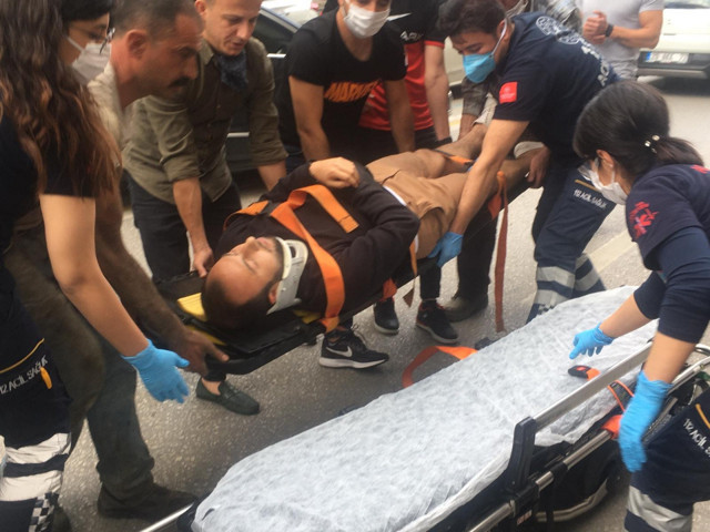 Denizli'de yaya geçidini kullanan gence araç çarptı - Resim: 2