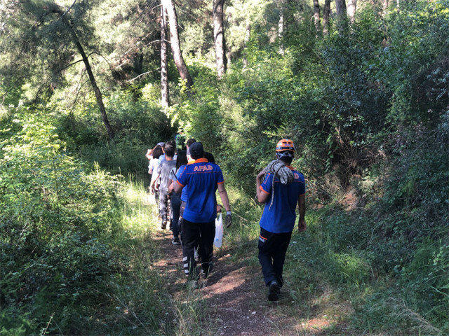 Doğa yürüyüşüne çıkan 3 genç kız ormanda kayboldu - Resim: 0