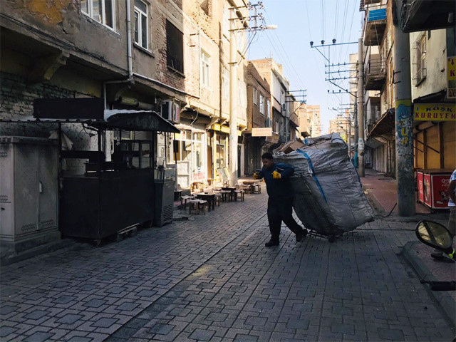 Eşi eve berber çağırdı yatalak kocası bir hafta sonra koronavirüsten hayatını kaybetti - Resim: 1