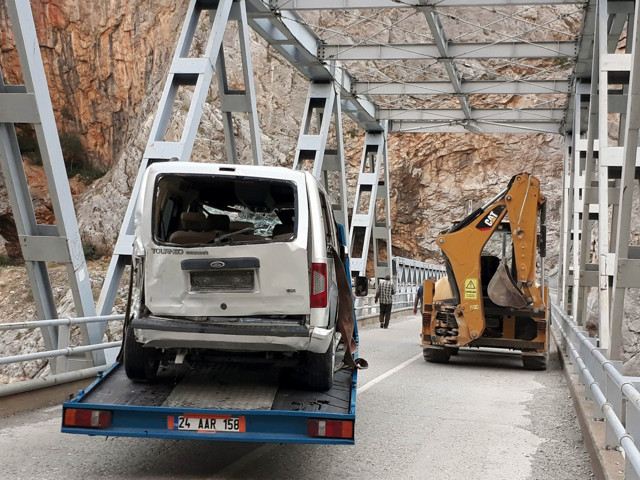 Erzincan'da bu araç Karadeniz turundan dönen 5 kişiye mezar oldu - Resim: 1