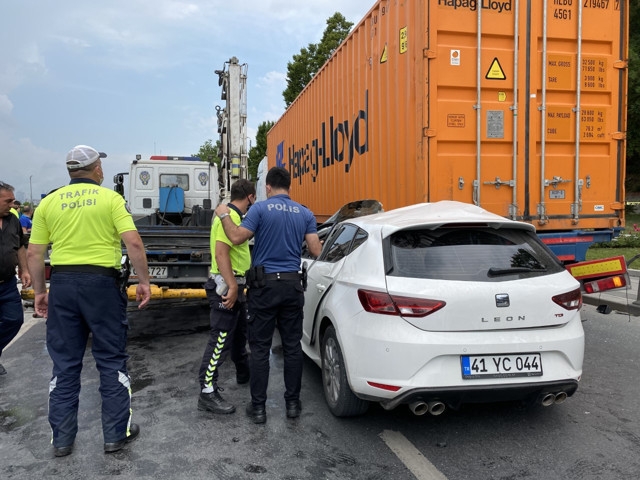Üsküdar'da otomobil TIR'ın altına girdi - Resim: 0