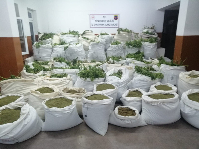 Diyarbakır Lice'de uyuşturucu operasyonu! Yüksek miktarda esrar ele geçirildi - Resim: 1