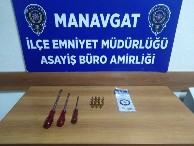 Antalya'da çelik kasa hırsızı 1'i kadın 4 kişi yakalandı - Resim: 0