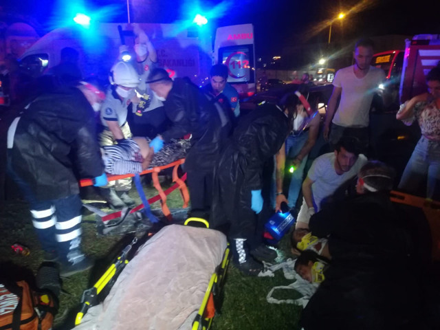 İzmir'de can pazarı deyimi karşılık buldu hamile kadın araçta sıkıştı - Resim: 0