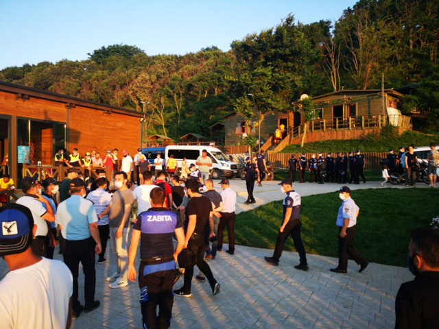 Riva'da Beykoz ile Büyükşehir zabıtaları arasında 'bayrak' gerginliği - Resim: 1