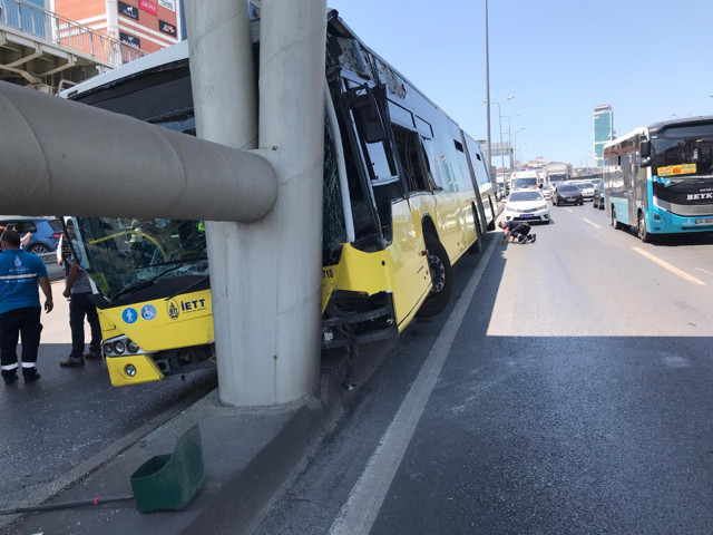 Beylikdüzü'nde trafiği felç eden kaza! Yaralılar var - Resim: 0