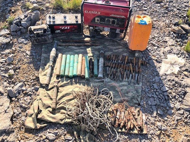 Hakkari'de teröristlerin kullandığı mağarada mühimmat bulundu - Resim: 0