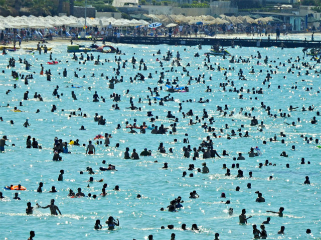 Çeşme'de bayramda adım atacak yer kalmadı tüm ülke buraya gelmiş gibi - Resim: 1