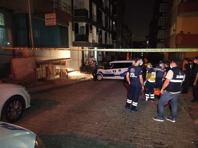 Bahçelievler’de yıkım kararı olan binanın balkonu çöktü: 1 yaralı - Resim: 0