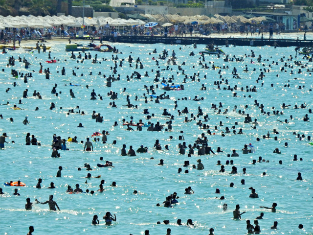 Çeşme Kaymakamı Hacı Mehmet Kara'nın başını korona ve fahiş fiyatlar yaktı - Resim: 0