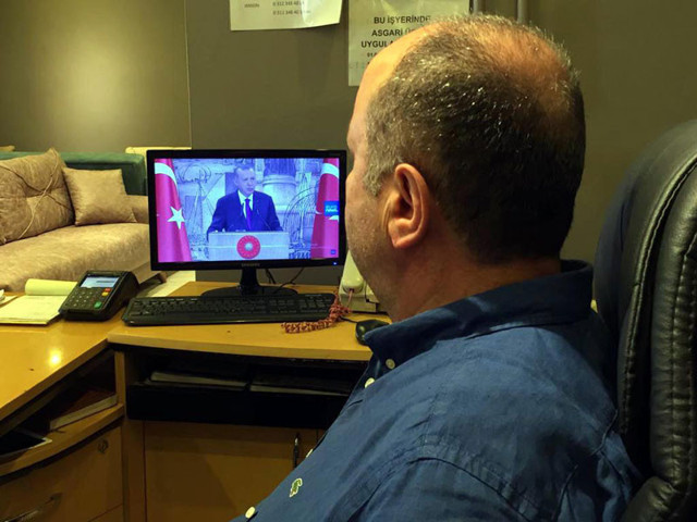 Bakan Berat Albayrak'ın sevinç gözyaşı fotoğrafını paylaştığı esnaf: Kendimi tutamadım - Resim: 1