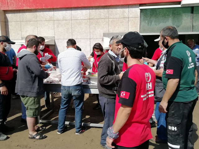 İHH ekipleri, yaraları sarmak için selin vurduğu Giresun’da - Resim: 3