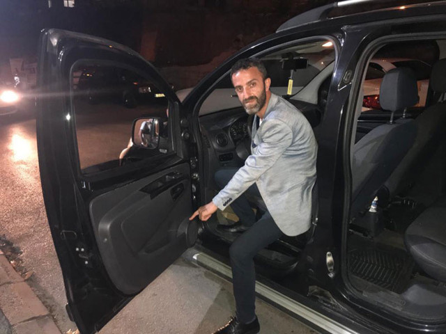 İzmit'te bir kişi arabasında bir avuç dolusu altın buldu sahibini arıyor - Resim: 0