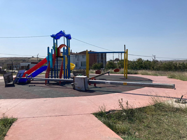 İstanbul'da parkta üzerine aydınlatma direği düşen çocuk öldü - Resim: 1