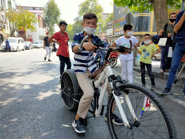 Kahramanmaraş'ta otomobil lastiği takılan bisiklet ilgi odağı oldu - Resim: 0