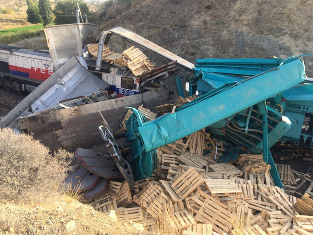 Son dakika Yozgat'ta 2 tren birbirine girdi kaza yerine çok sayıda ekip gönderildi - Resim: 2