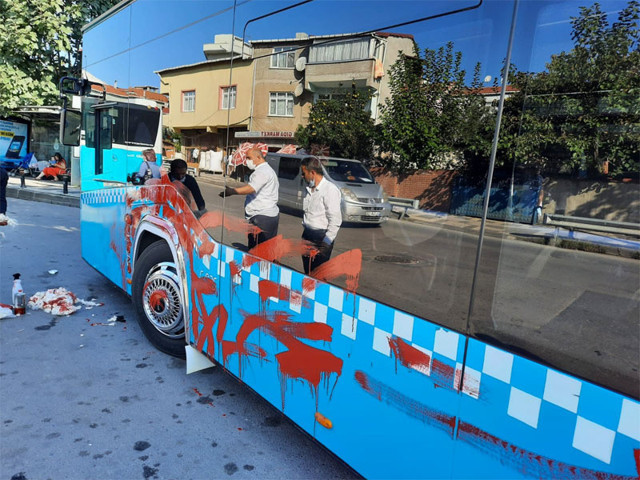 Ümraniye'de inanılmaz olay otobüse alınmadı taksiyle takip etti öfkeli kadın otobüsü kırmızıya boyadı - Resim: 0