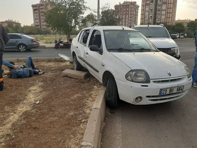 Diyarbakır'da aracın altında çıkarıldılar Baba oğul böyle görüntülendi - Resim: 0