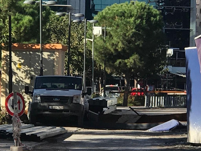 Depreme Bayraklı'daki gökdelenin en tepesinde yakalanan işçi düşerek öldü - Resim: 1