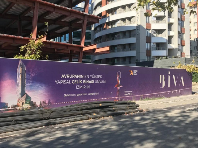 Depreme Bayraklı'daki gökdelenin en tepesinde yakalanan işçi düşerek öldü - Resim: 2