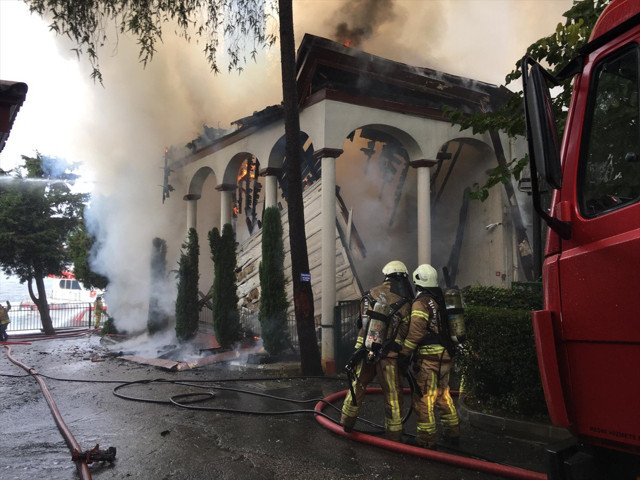 İstanbul'daki tarihi Vaniköy Camisi'nde yangın çıktı - Resim: 1