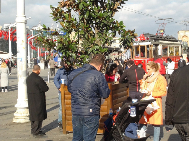 İstanbul İstiklal Caddesi'nde büfeler önünde yemek yeme yoğunluğu - Resim: 0
