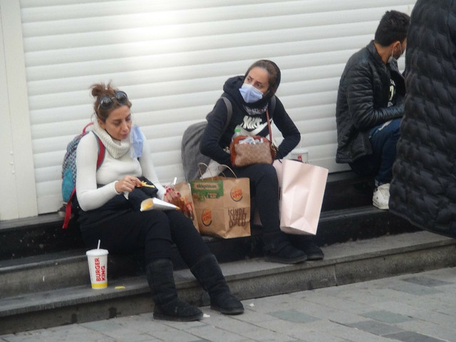 İstanbul İstiklal Caddesi'nde büfeler önünde yemek yeme yoğunluğu - Resim: 1